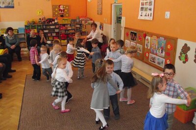 Dzieci przygiotowały program złożony z tańców i piosenek. 